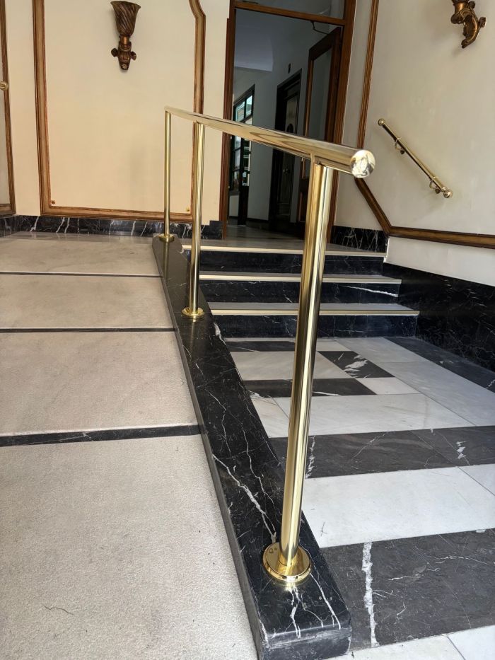 Pasamanos de latón en rampa de mármol de portal