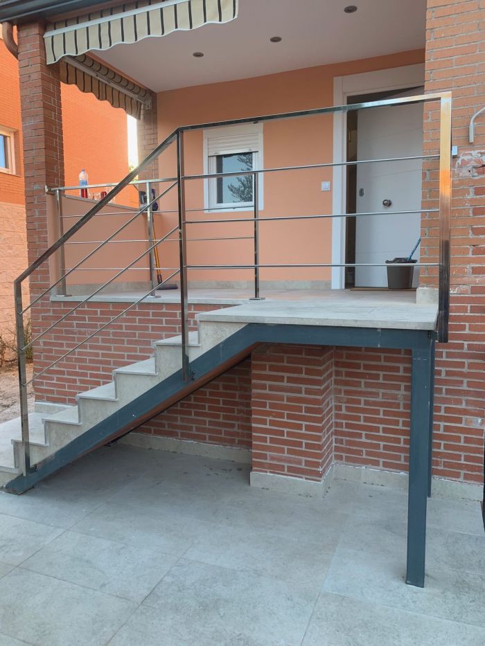 Barandilla en escalera exterior de vivienda