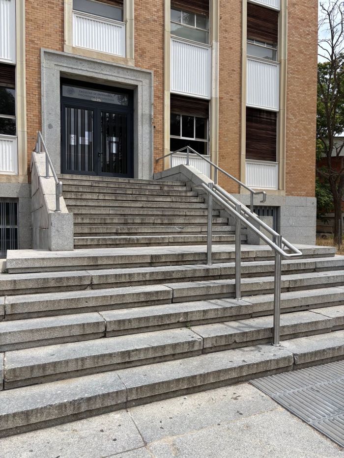 Pasamanos central de acero inoxidable en escalinata de edificio