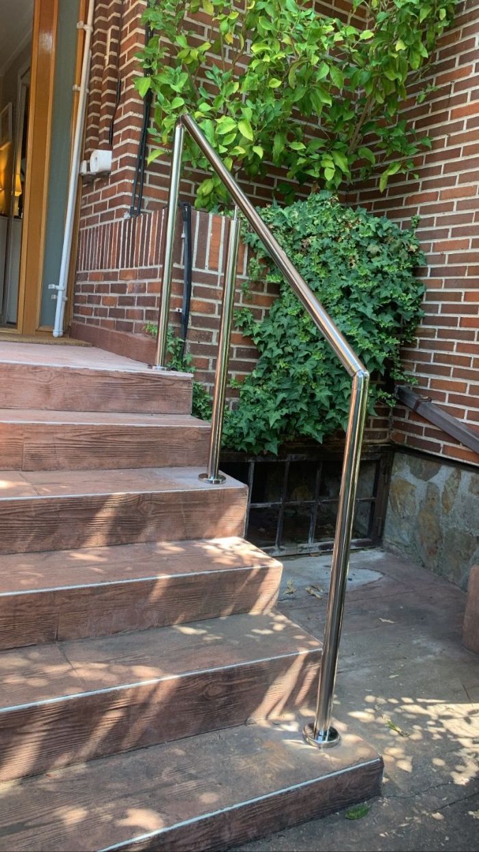 Pasamanos de acero inoxidable en escalera exterior