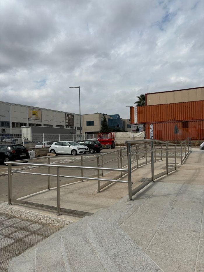 Barandilla de acero inoxidable en rampa accesible exterior