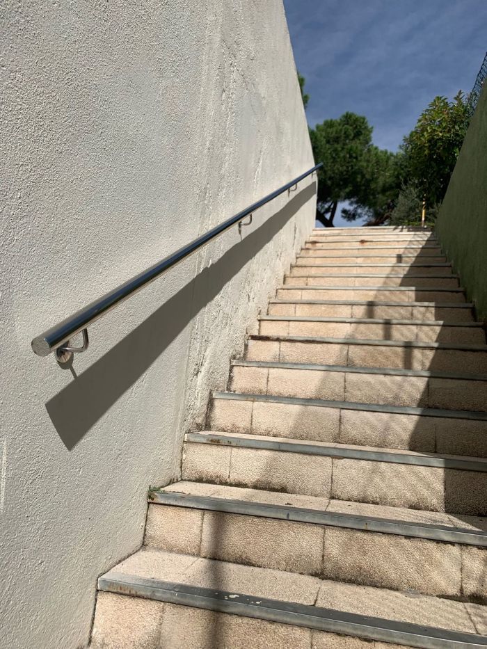 Pasamanos de acero inoxidable en escalera exterior