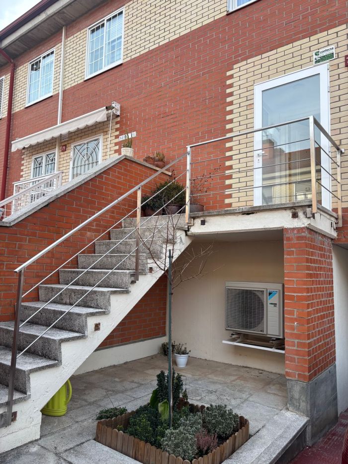 Barandilla de acero inoxidable en escalera exterior de vivienda