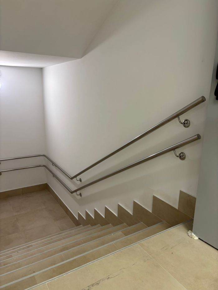 Doble pasamanos de acero inoxidable en escalera