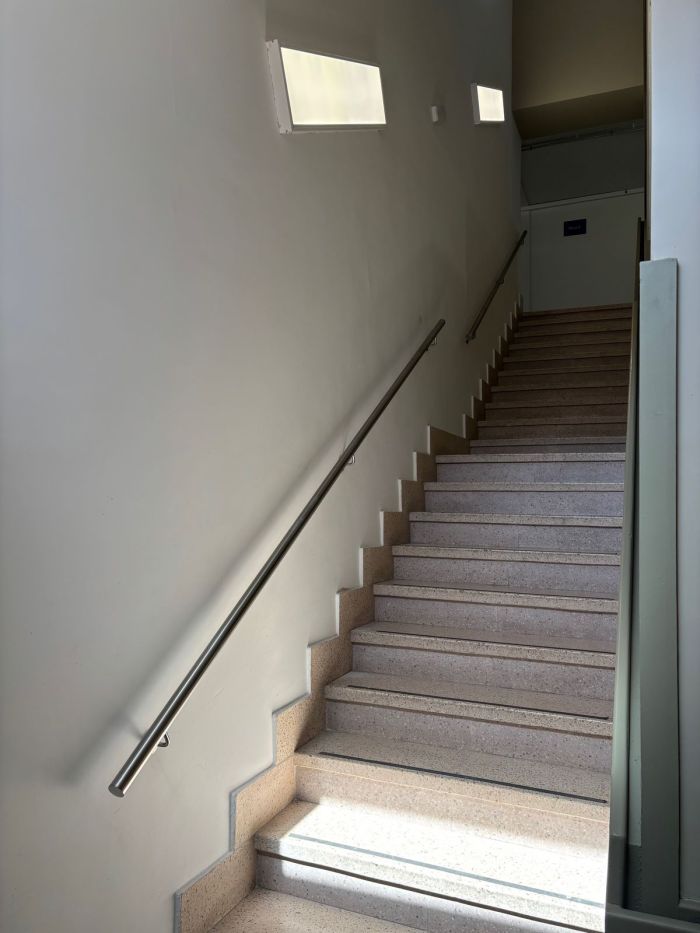 Pasamanos de acero inoxidable en escalera de comunidad