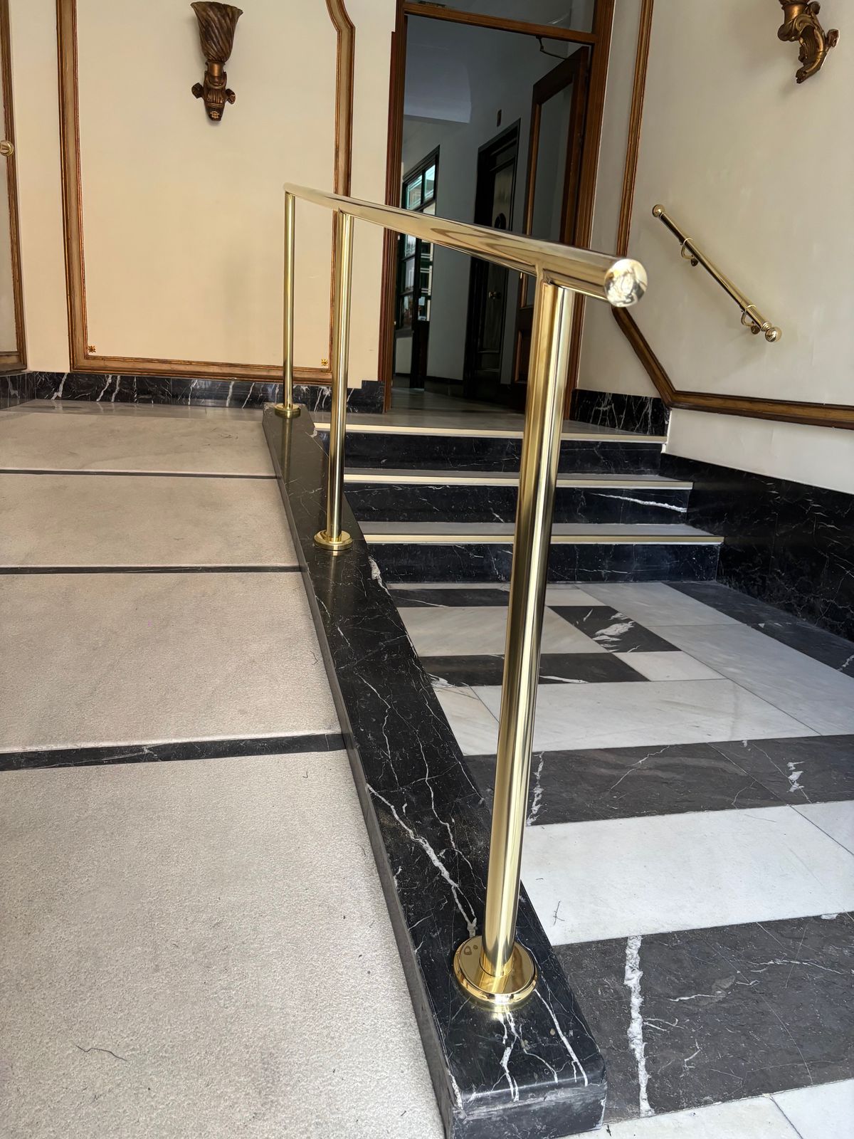 Pasamanos de latón en rampa de mármol de portal